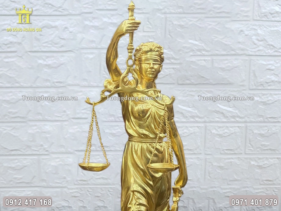 Trên mắt nữ thần bịt dải băng che mắt